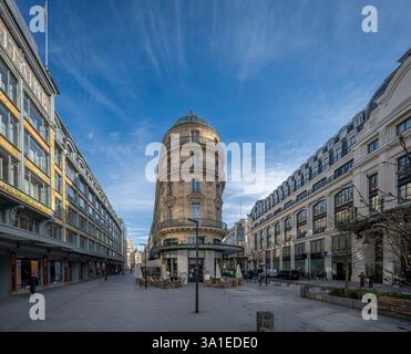 Paris, Frankreich - 03 08 2025: Außenansicht der Fassade und Terrasse des Cafés Cova Montenapoleone und Teestube Stockfoto