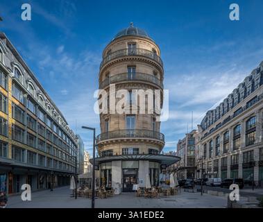 Paris, Frankreich - 03 08 2025: Außenansicht der Fassade und Terrasse des Cafés Cova Montenapoleone und Teestube Stockfoto