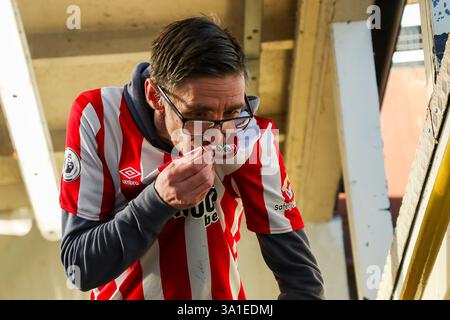 London, Großbritannien. März 2025. Die Fans kommen am 8. März 2025 im Gtech Community Stadium vor dem Premier League-Spiel Brentford gegen Aston Villa in London, Großbritannien (Foto: Izzy Poles/News Images) am 2025. (Foto: Izzy Poles/News Images/SIPA USA) Credit: SIPA USA/Alamy Live News Stockfoto