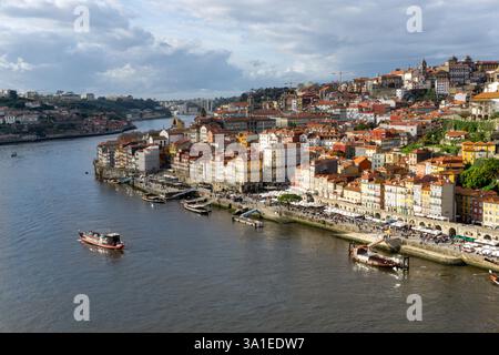 Wunderschöne Uferpromenade von Porto Portugal entlang des Flusses Douro mit traditioneller Architektur, lebhaften Häusern und Einer charmanten Stadtlandschaft in Euro Stockfoto