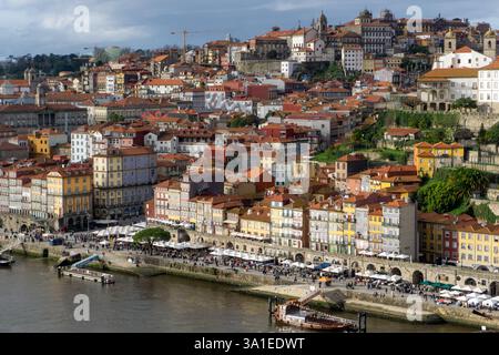 Porto Portugal Flusslandschaft mit dem Fluss Douro farbenfrohen Gebäuden und historischen Straßen, Ein atemberaubendes UNESCO-Weltkulturerbe für Trave Stockfoto