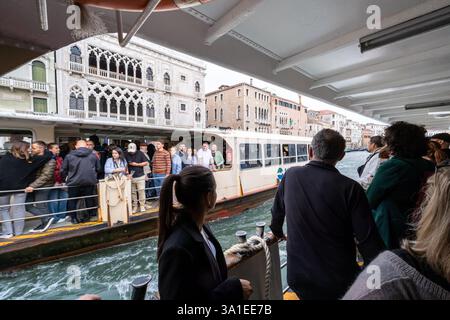 Venedig, Italien - 12. Oktober 2024: Passagiere stehen auf einem überfüllten Vaporetto auf dem Canal Grande Stockfoto