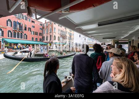 Venedig, Italien - 12. Oktober 2024: Passagiere stehen auf einem überfüllten Vaporetto auf dem Canal Grande Stockfoto