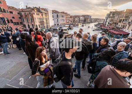 Venedig, Italien - 12. Oktober 2024: Auf der Rialto-Brücke über den Canal Grande versammeln sich zahlreiche Touristen Stockfoto