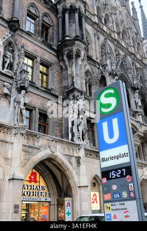 Schild am Eingang zum U-Bahn-Umsteigepunkt Marienplatz in der Münchener Innenstadt. Stockfoto