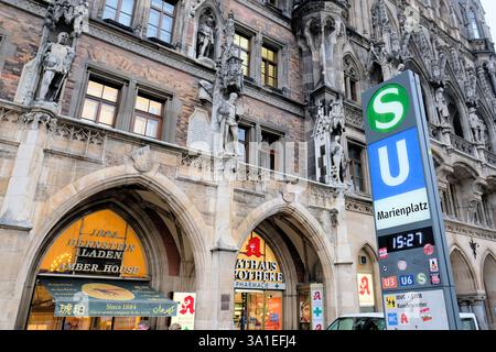 Schild am Eingang zum U-Bahn-Umsteigepunkt Marienplatz in der Münchener Innenstadt. Stockfoto