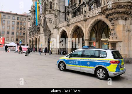 Münchner Polizeiauto parkt auf dem Marienplatz in München, Deutschland; Politzei-Präsenz im Tourismusbereich bietet Sicherheit, Wachsamkeit und Schutz. Stockfoto