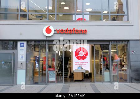 Vodafone-Geschäft am Marienplatz in München; britisches multinationales Telekommunikationsunternehmen mit Geschäften auf der ganzen Welt; Mobilfunkdienst. Stockfoto
