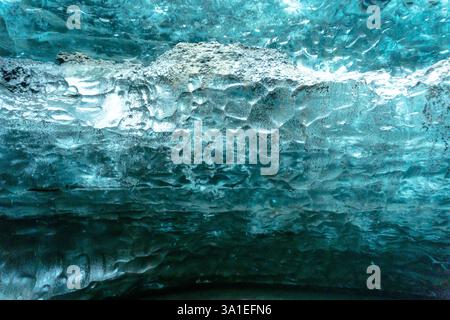 Natürliche Eishöhle im Vatnajokull-Gletscher Island Ein atemberaubendes gefrorenes Wunderland mit kristallblauen Eiswänden und Ein absolutes muss für die Erkundung des Winters Stockfoto
