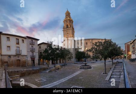 Die Plaza Mayor of Briones, La Rioja, Spanien, mit der Kirche Nuestra Sra de la Asuncion mit ihrem beleuchteten Glockenturm, umgeben von histori Stockfoto