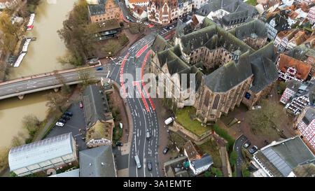 Blick aus einem Hochwinkel auf die Elisabeth-Kirche in Marburg, Deutschland, mit historischer Architektur, umliegenden Straßen, einer Brücke, und die Lahn. Stockfoto