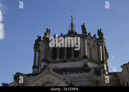 Die Kuppel der Basilika St. Sixtus aus dem XIX. Jahrhundert in Ars-sur-Formans, Frankreich, entworfen von Pierre-Marie Bossan. Stockfoto