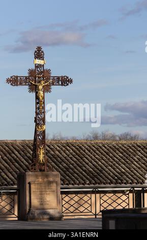 Dieses monumentale Jubiläumskreuz auf dem Platz der Basilika in Ars-sur-Formans, Frankreich, wurde 1847 errichtet. Stockfoto