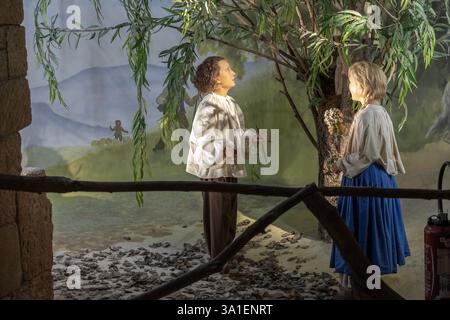 Wachsfiguren im Museum in Ars-sur-Formans von St Jean-Marie Vianney als Kind mit seiner Schwester Gothon. Stockfoto
