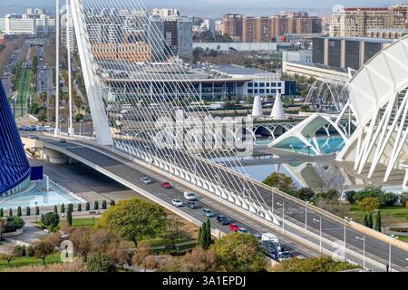 Stadt der Künste und Wissenschaften aus der Vogelperspektive in Valencia, Spanien, Panoramablick auf moderne architektonische Wahrzeichen und eine elegante Kabelbrücke. Stockfoto
