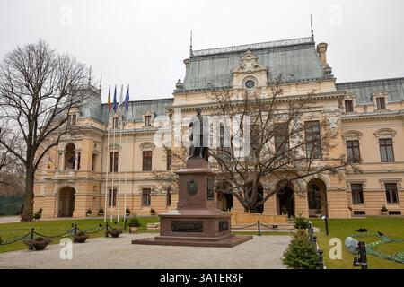 König Ferdinand I. ( der Einheit ) Statue vor dem Roznovanu Palast, Rathaus von Iasi, Rumänien. Stockfoto