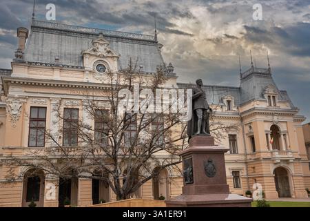 König Ferdinand I. ( der Einheit ) Statue vor dem Roznovanu Palast, Rathaus von Iasi, Rumänien. Stockfoto