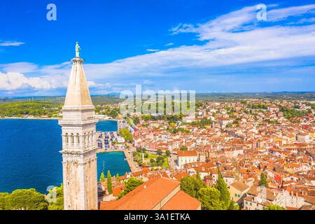 Glockenturm der St. Euphemia Kirche und Stadtbild von Rovinj, Kroatien Stockfoto
