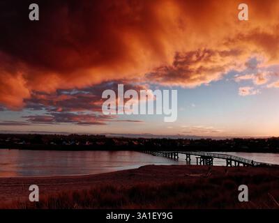 Alte Fußgängerbrücke (heute demontiert) über den Fluss Lossie in Lossiemouth Stockfoto