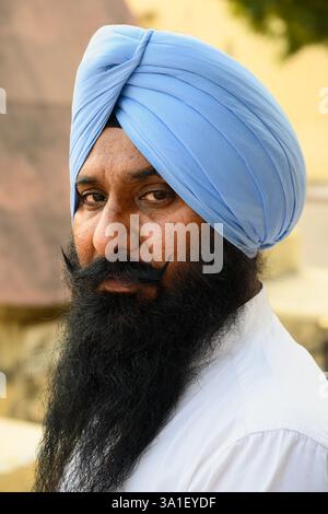 Jaipur, Rajasthan, Indien – 17. Februar 2025: Porträt eines Sikh-Mannes mit blauem Dastar-Turban und langem Schwarzbart. Stockfoto