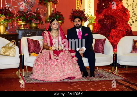 Jaipur, Rajasthan, Indien - 17. Februar 2025: Indisches Ehepaar mit Braut und Bräutigam im eleganten traditionellen Hochzeitskleid Lehenga Stockfoto