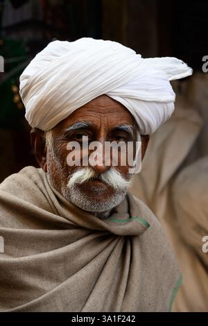 Jaisalmer, Rajasthan, Indien – 12. Februar 2025: Rajasthani-Mann trägt einen weißen Safa-Turban mit grauem Schnurrbart und grauem Traditional Dress Stockfoto