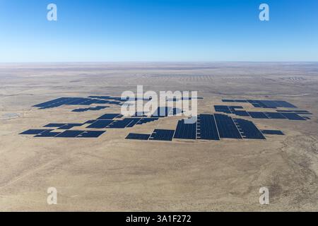 Luftaufnahme einer großen Solaranlage in Colorado, USA. Stockfoto