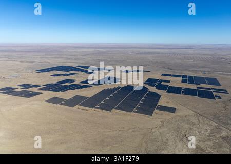 Luftaufnahme einer großen Solaranlage in Colorado, USA. Stockfoto