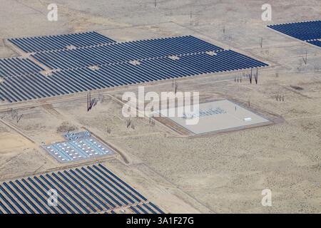 Luftaufnahme einer großen Solaranlage in Colorado, USA. Stockfoto