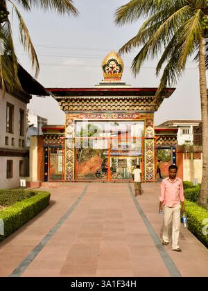 Reich verziertes Eingangstor zum Wat Thai Buddhagaya Tempel in Bodh Gaya, Bihar, Indien, eine wichtige thailändische buddhistische Stätte in der Nähe des Mahabodhi Tempels. Stockfoto
