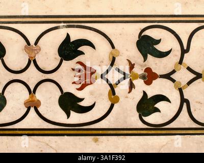 Raffinierte florale Pietra-Dura-Intarsien auf Marmorplatte, Taj Mahal, Agra, Indien, mit Mogul-Handwerkskunst und ornamentalen Details. Stockfoto