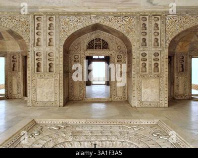 Die Innenräume des Khas Mahal in Agra Fort, wo der Mogulkaiser Shah Jahan inhaftiert war, mit einem geschnitzten Kühlbecken. Stockfoto