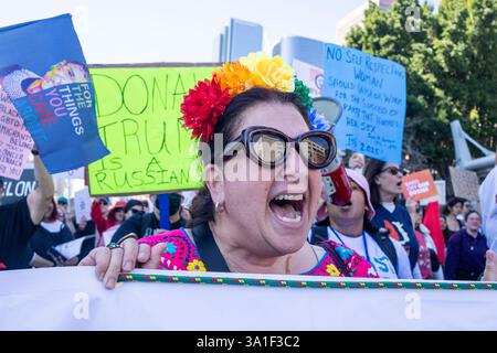 Los Angeles, Kalifornien, USA. März 2025. Am Samstag, den 8. März 2025 in Los Angeles ziehen Demonstranten in die Straßen der Innenstadt von Los Angeles. (Kreditbild: © Ringo Chiu/ZUMA Press Wire) NUR REDAKTIONELLE VERWENDUNG! Nicht für kommerzielle ZWECKE! Stockfoto