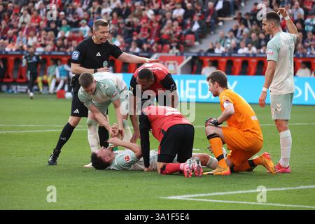 Leverkusen, Deutschland. März 2025. Milos Veljkovic (Bremen) wird auf dem Spielfeld mit Mitchell Weiser (Bremen), Jonathan Tah (Bayer), Mario Hermoso Canseco (Bayer), Torhüter Lukas Hradecky (Bayer) und Andre Silva (Bremen), mit Schiedsrichter Tobias Welz, Leverkusen, Deutschland, 08.03.2025, Fußball-Bundesliga, Spieltag 25, Bayer 04 Leverkusen - Werder Bremen. DFL-VORSCHRIFTEN VERBIETEN DIE VERWENDUNG VON FOTOS ALS BILDSEQUENZEN UND/ODER QUASI-VIDEO. Credit: Jürgen Schwarz/Alamy Live News Stockfoto