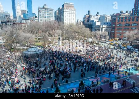 New York, NY, USA. März 2025. Tausende Frauen und Unterstützer versammelten sich im Washington Square Park zu einer Kundgebung und marschierten zum Union Square, um die Rechte von Frauen, Schwulen, Transgender und Menschenrechten am Internationalen Frauentag zu unterstützen. Ein Überblick über die Menschenmenge am Union Square von einem Gebäude auf der anderen Seite der 14th Street. Quelle: Ed Lefkowicz/Alamy Live News Stockfoto
