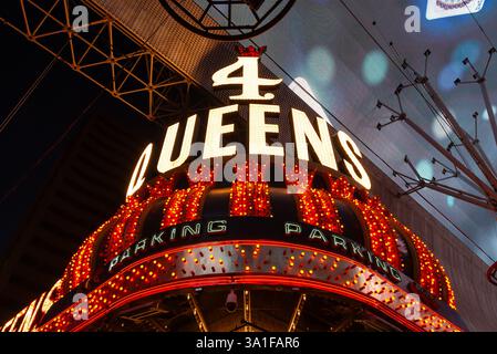 Las Vegas, Nevada - Vereinigte Staaten - 2. März 2025: Blick auf das 4 Queens Hotel und Casino von der Fremont Street in der Innenstadt von Las Vegas, Nevada, USA. Stockfoto