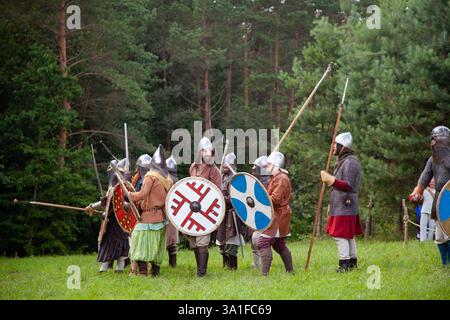 Vilnius, Litauen - 08-07-2018 - Eine Gruppe historischer Reenactoren in historischen Kostümen und bewaffnet mit Waffen bereitet sich auf eine Nachstellung der Schlacht vor Stockfoto