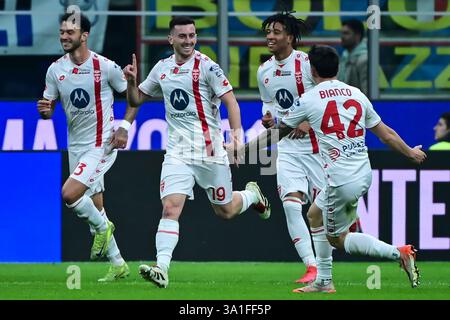 Monzas italienischer Verteidiger #19 Samuele Birindelli feiert, nachdem er am 8. März 2025 im San Siro Stadion in Mailand sein erstes Tor beim italienischen Fußballspiel der Serie A zwischen Inter Mailand und Monza erzielte Stockfoto