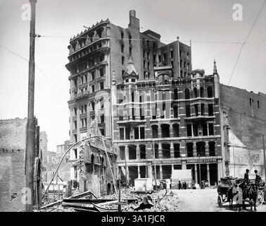 Wells Fargo National Bank Building (links), Postal Telegraph Building (rechts), Nähe Montgomery Avenue und Market Street nach dem Erdbeben, San Francisco, Kalifornien, USA, Signal Corps der US-Armee, April 1906 Stockfoto