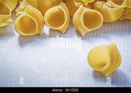 Haufen von Nudelschalen auf blauem Hintergrund, von oben betrachtet, Speisen und Getränke Stockfoto