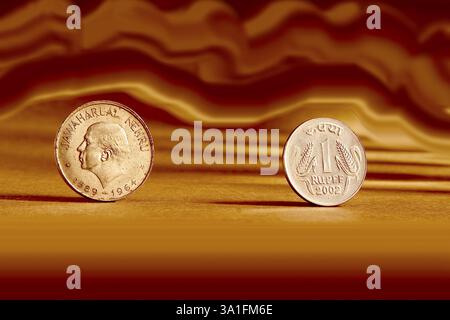 Doppelpaar indische Währung eine Rupie Münze und künstlerischer Hintergrund Vorder- und Rückseite Weise geprägt Jawaharlal Nehru 1889-1964 Stockfoto