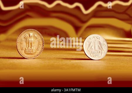 Doppelpaar indische Währung eine Rupie Münze und künstlerischer Hintergrund Vorder- und Rückseite Weise geprägt Ashoka Pillar National Symbols State Emble Stockfoto