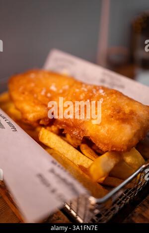 Englisch gebratener Fisch und Chips Stockfoto