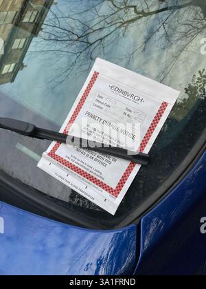 Parkschein - Benachrichtigung über eine Strafgebühr, auf der Windschutzscheibe des Autos, ausgestellt vom Verkehrsaufseher in Edinburgh Stockfoto