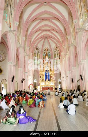 Die Kirche unserer Lieben Frau von Lourdes wurde 1840 erbaut und ist die Nachbildung der Basilika von Lourdes, Tiruchirappalli, Tamil Nadu, Indien, Asien Stockfoto