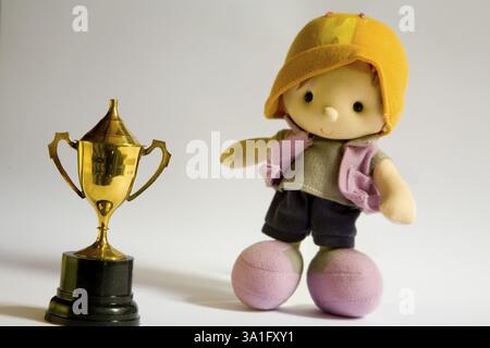 Stofftier junge mit Trophäe auf weißem Hintergrund Stockfoto