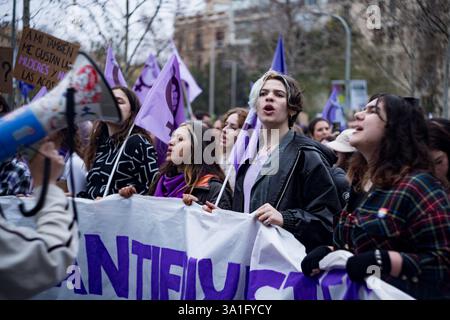 Barcelona, Spanien. März 2025. Während der Vorführung werden Menschen gesungen. Tausende von Menschen versammelten sich in Barcelona, Spanien, um den Internationalen Frauentag zu feiern, der jedes Jahr am 8. März stattfindet, um die Gleichstellung der Geschlechter zu fordern und die Rechte der Frauen zu verteidigen. Davide Bonaldo/SIPA USA Credit: SIPA USA/Alamy Live News Stockfoto