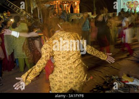 Ein Mann trägt Kurta mit Stammesmotiven und spielt Garba während des Festivals von Navaratri, Borivali, Bombay Mumbai Stockfoto