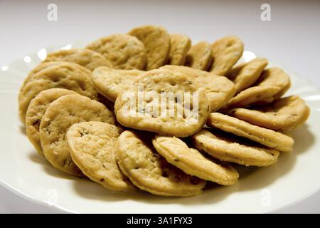 Junk-Food Snacks salzig Frittieren Jira Puri im Teller serviert Stockfoto
