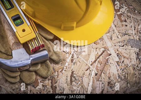 Hammer Sicherheitslederhandschuhe Bauhöhe Holzmessgerät Schutzhelm Stockfoto